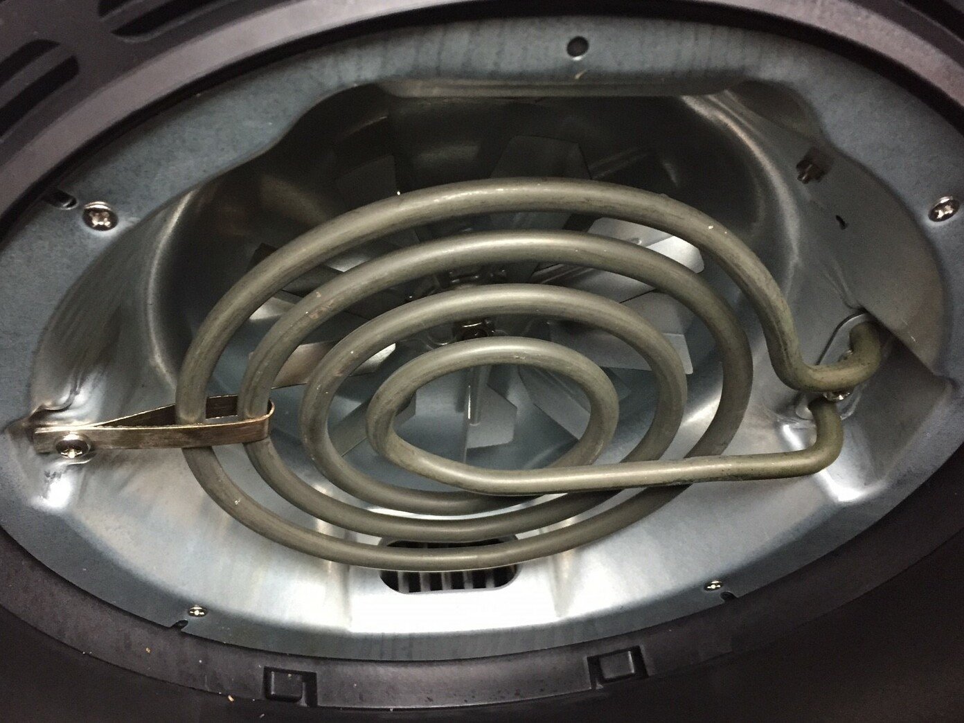 Parte interna de uma air fryer mostrando a resistência elétrica