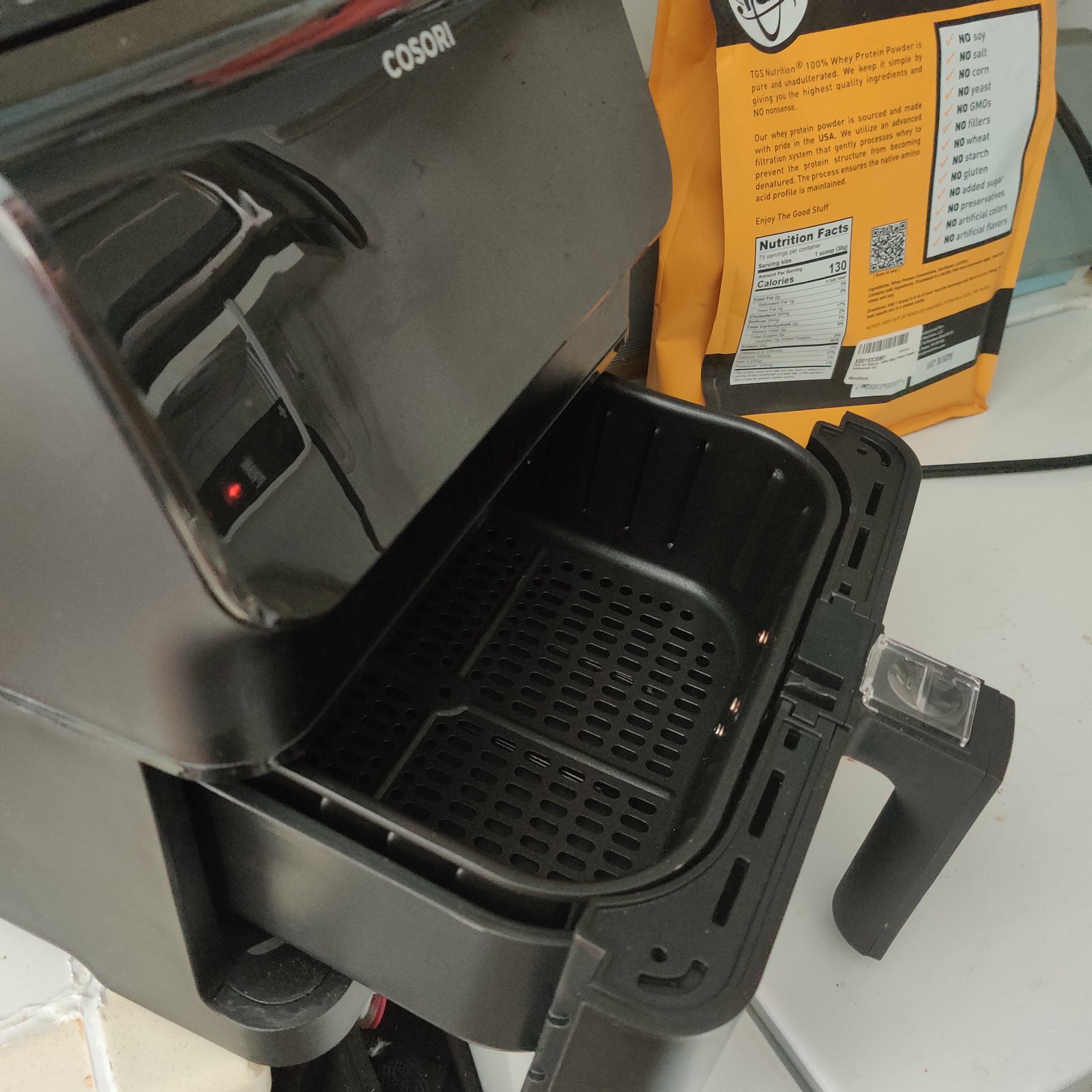 Cesto removível de air fryer com revestimento antiaderente, vazio