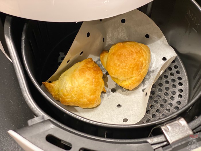 Prato pronto preparado na air fryer, servido à mesa